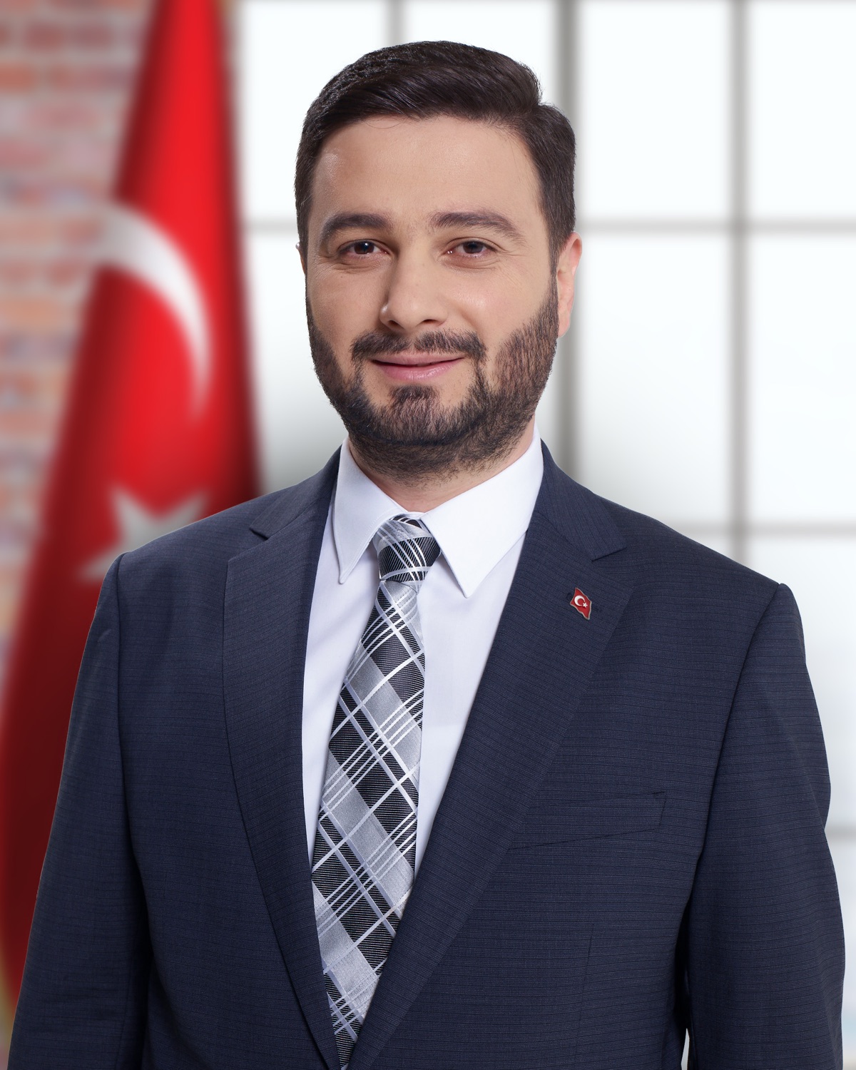 Kâğıthane Belediye Başkanı Mevlüt Öztekin’in resmî portresi, arkasında Türk bayrağı.