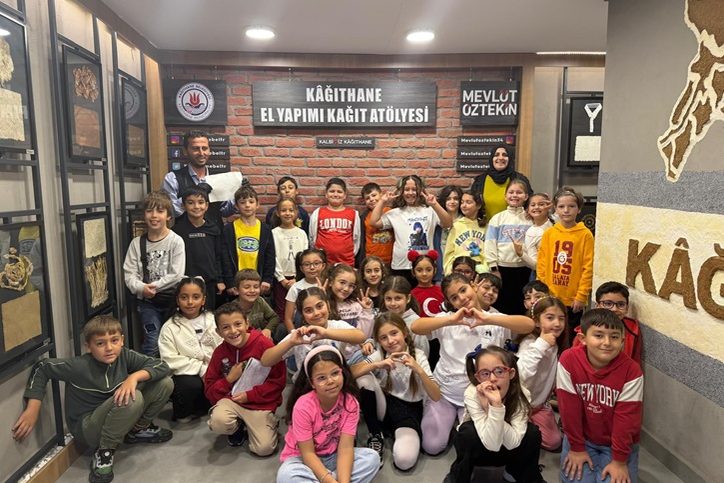 El Yapımı Kâğıt Atölyesi’nde çocuklar geri dönüşümü uygulamalı öğreniyor