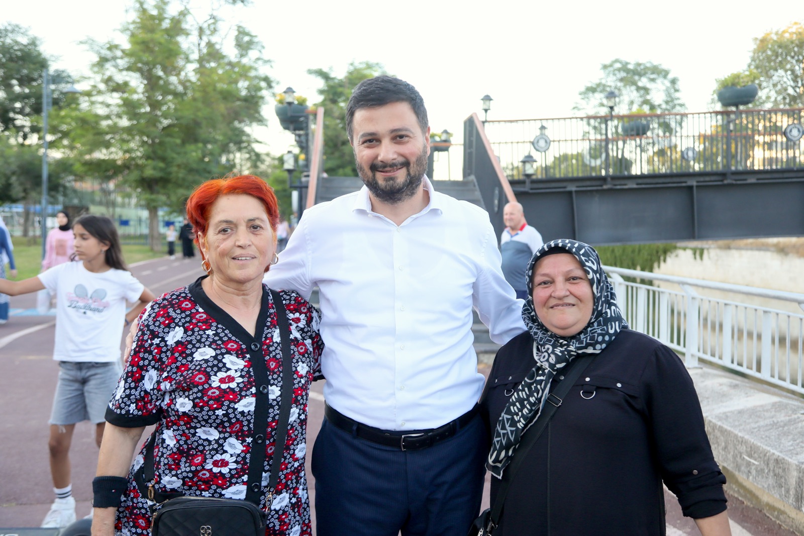 Mevlüt Öztekin dere kenarında iki kadınla birlikte.