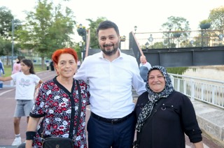 Mevlüt Öztekin dere kenarında iki kadınla birlikte.